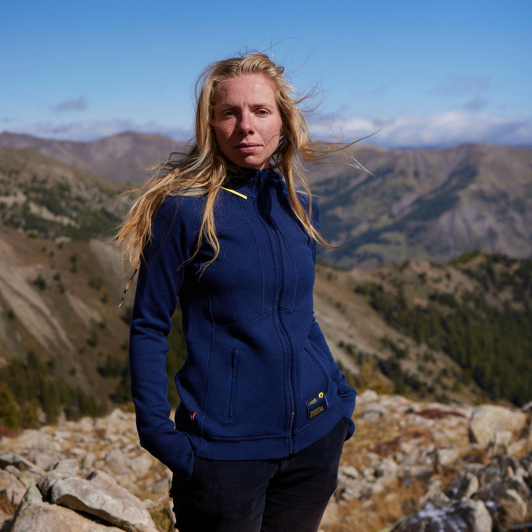 Frauen fairer und nachhaltiger Sportpullover aus biologischer und regionaler Merinowolle in Deutschland hergestellt