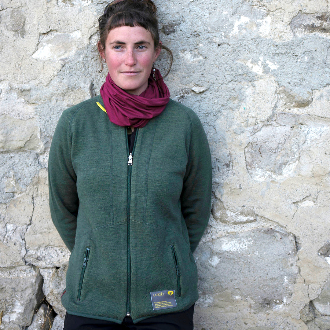 Frauen fairer und nachhaltiger Sportpullover aus biologischer Merinowolle aus den Alpen in Deutschland hergestellt