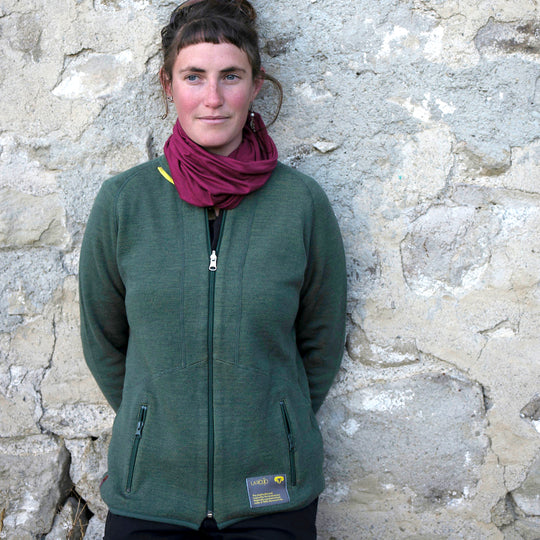 Frauen fairer und nachhaltiger Sportpullover aus biologischer Merinowolle aus den Alpen in Deutschland hergestellt