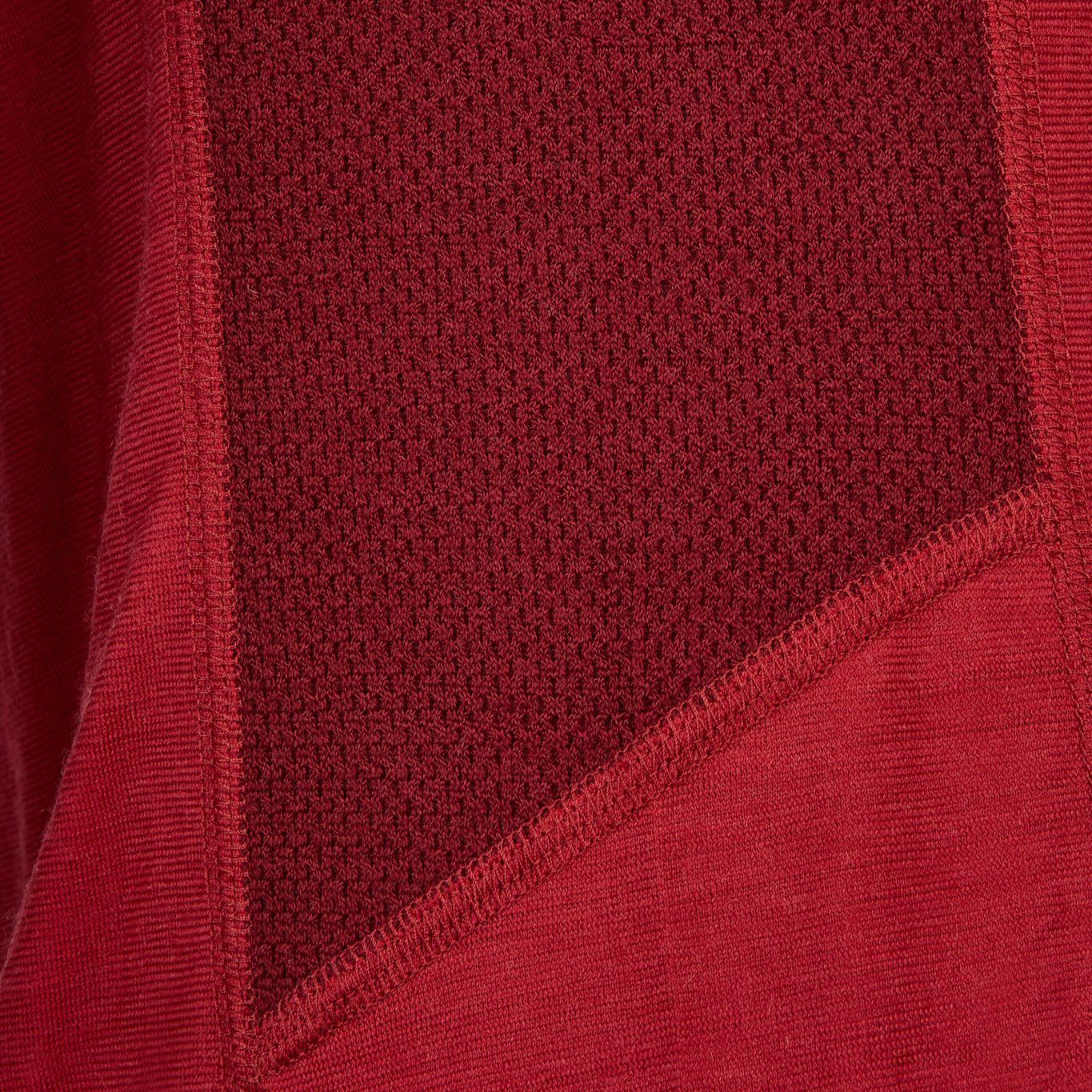 Rotes Sportshirt aus 100 Prozent biologischer Merinowolle, reine Schurwolle, ökologisch, nachhaltig, fair und von Transhumance in Deutschland hergestellt.
