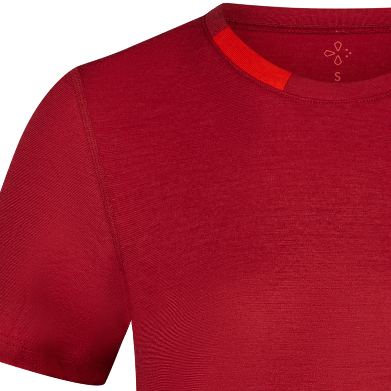 Rotes T-Shirt mit 100 Prozent biologischer Merinowolle, reine Schurwolle, ökologisch, nachhaltig, fair und für Sie in Deutschland hergestellt. Detail.